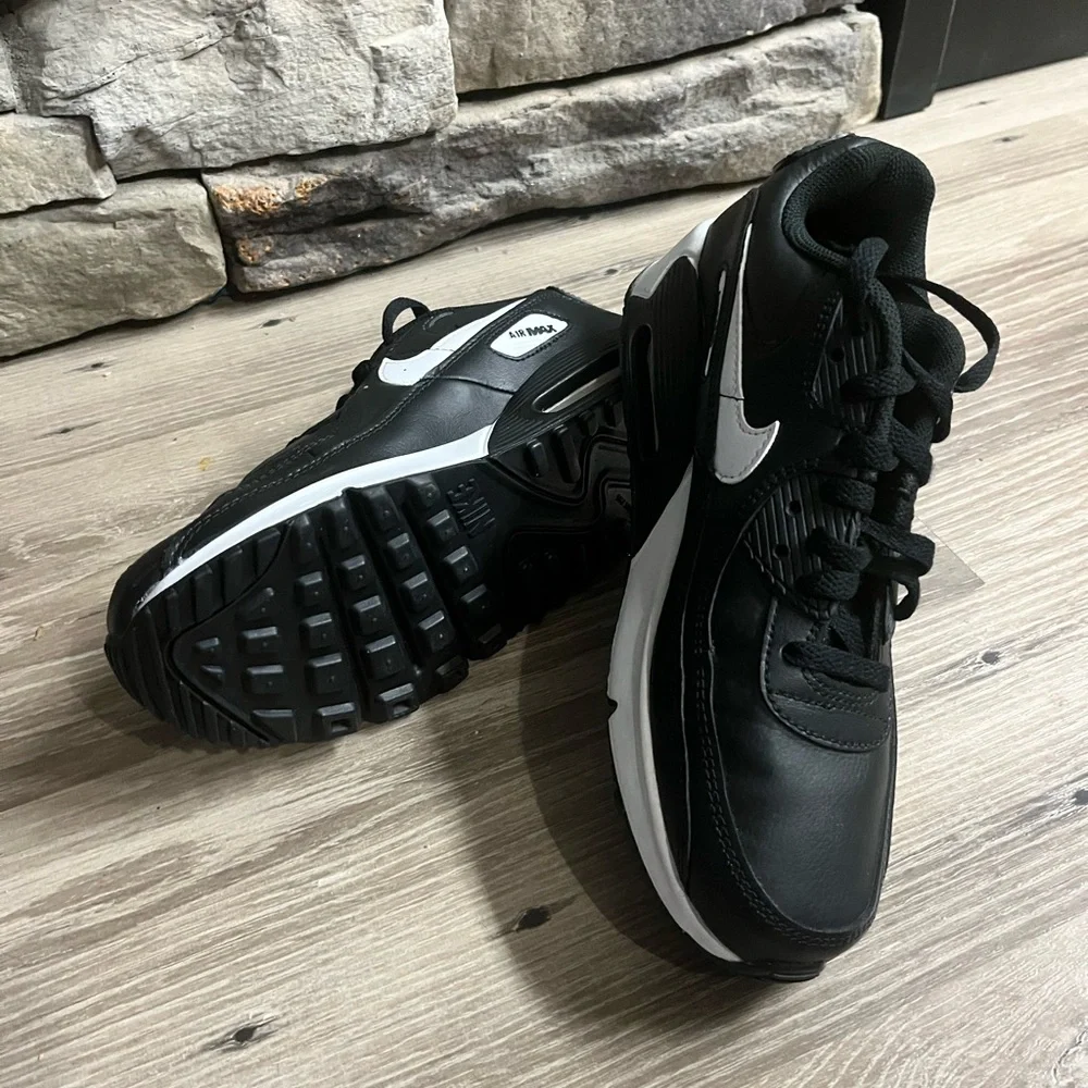 NWOT Nike Air Max Sneakers/7Y